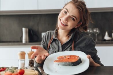 Jauna mergina su upėtakio kepsniu
